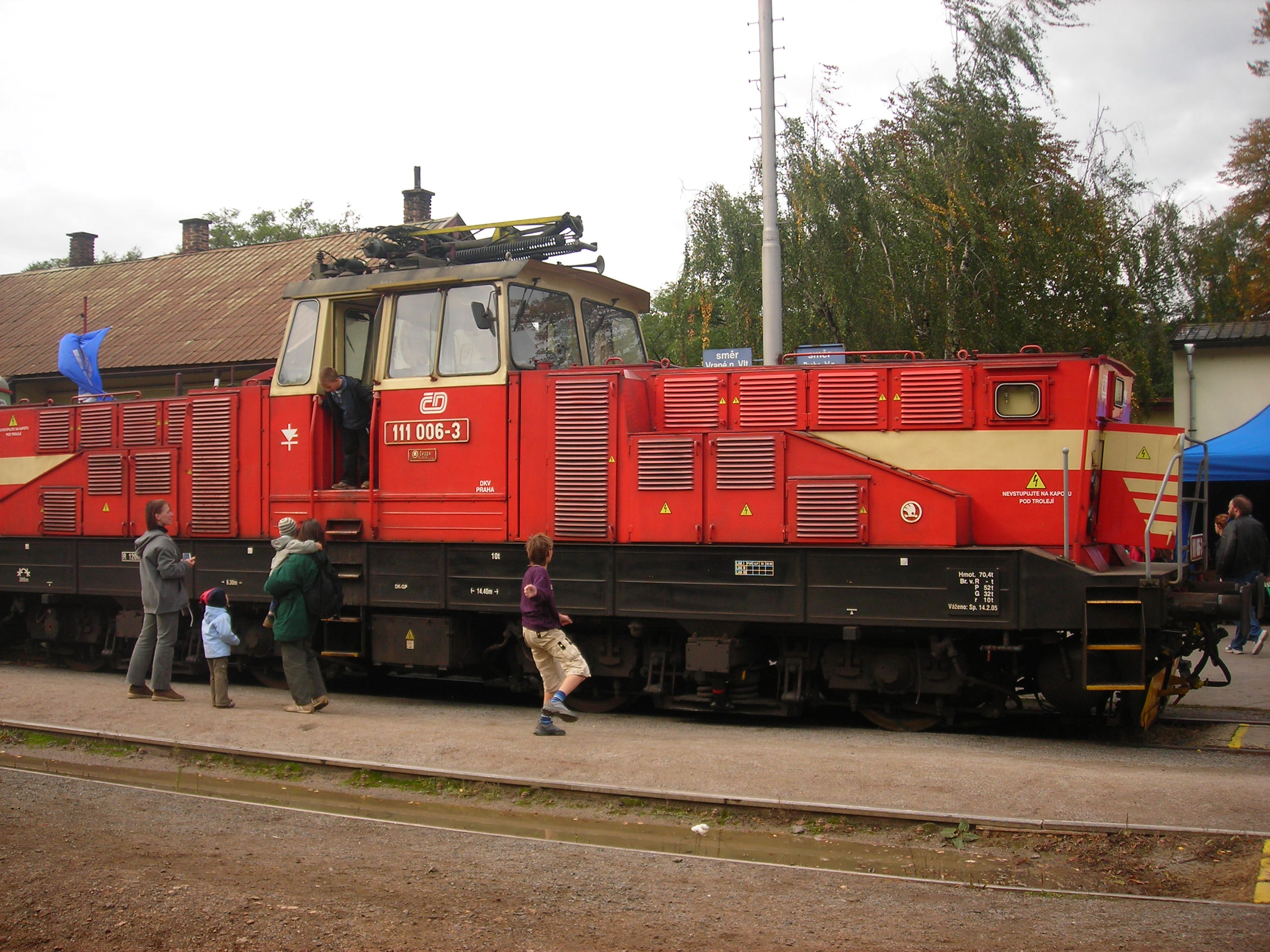 řada 111 v žst.Praha Braník.JPG