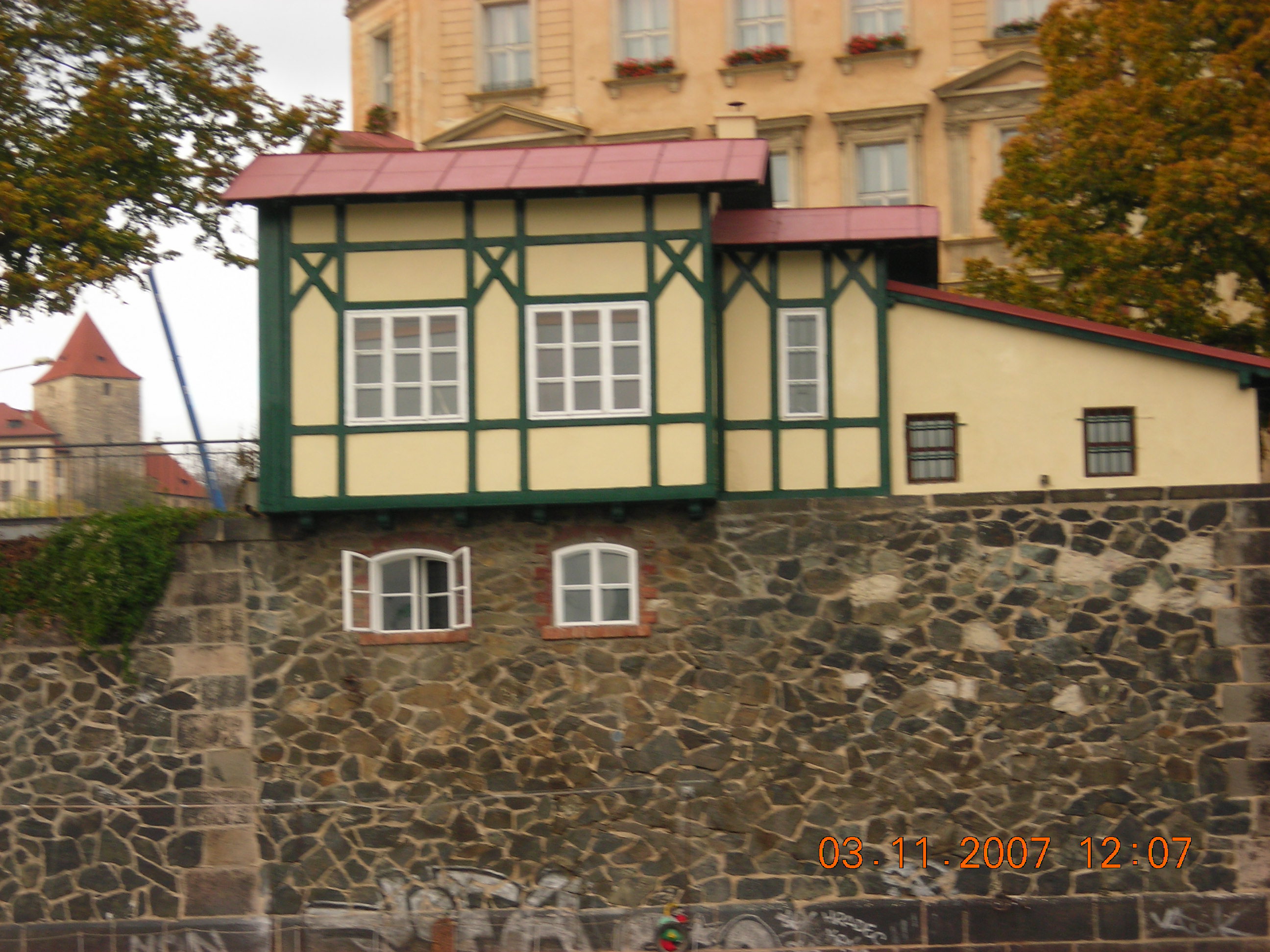 11.domek na náplavce.JPG